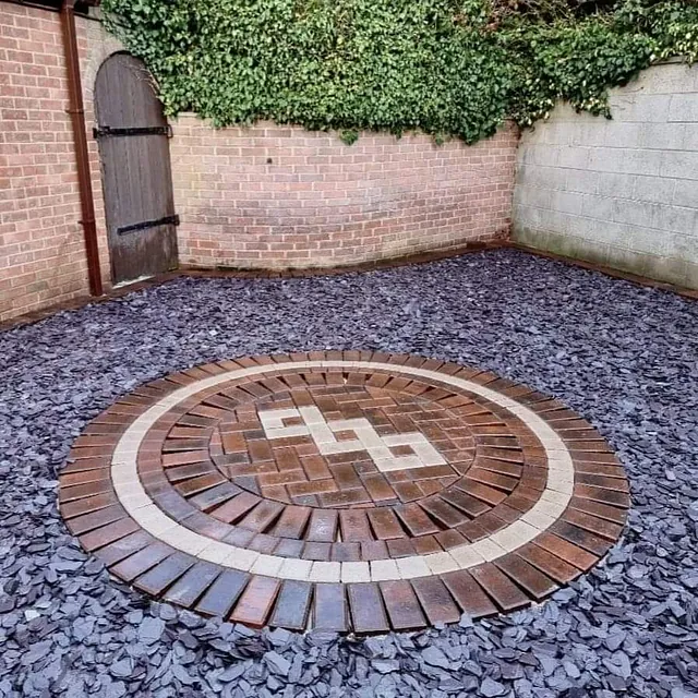 circular block paved patio 