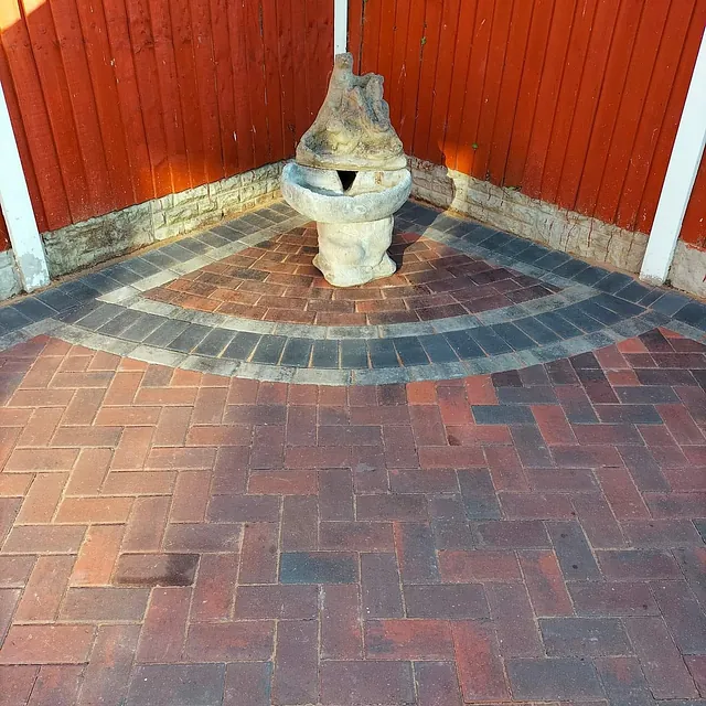 block paved driveway corner feature